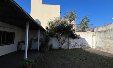 Casa de tres ambientes en Venta en Bernal