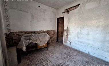 Venta casa 3 ambientes con patio en Temperley Este