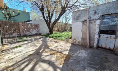 Venta casa 3 ambientes con patio en Temperley Este