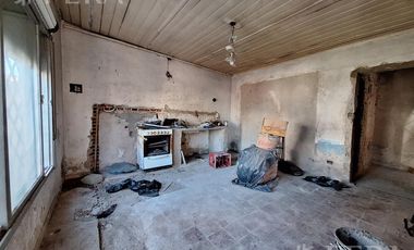 Venta casa 3 ambientes con patio en Temperley Este
