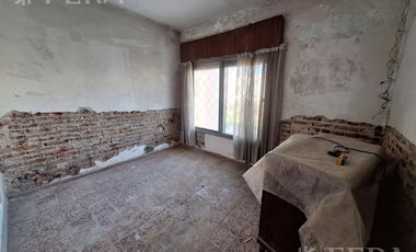 Venta casa 3 ambientes con patio en Temperley Este
