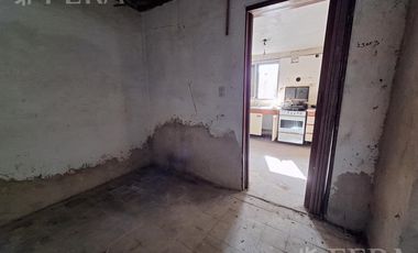 Venta casa 3 ambientes con patio en Temperley Este