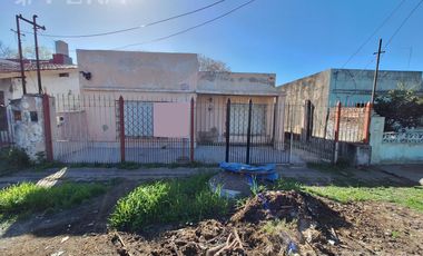 Venta casa 3 ambientes con patio en Temperley Este