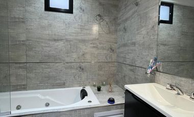 Departamento en  venta de 3 ambientes con balcón y espacio guardacoche- Wilde