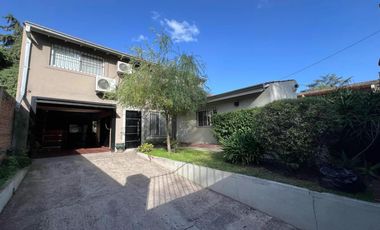 Casa en venta - 3 Dormitorios 2 Baños - Cocheras - 180Mts2 - Monte Grande