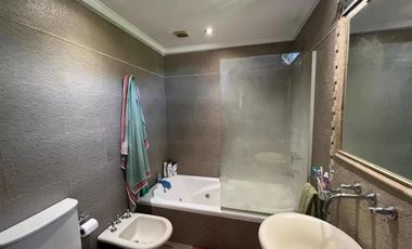 Casa en venta - 3 Dormitorios 2 Baños - Cocheras - 180Mts2 - Monte Grande