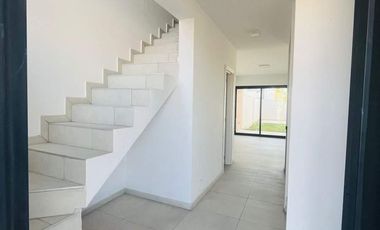 VENTA DE HERMOSO DUPLEX - 3 DORM - SOLARES DE MANANTIALES