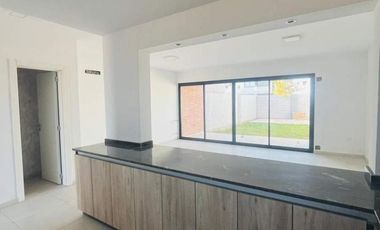 VENTA DE HERMOSO DUPLEX - 3 DORM - SOLARES DE MANANTIALES