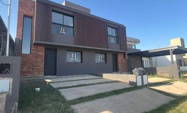 VENTA DE HERMOSO DUPLEX - 3 DORM - SOLARES DE MANANTIALES