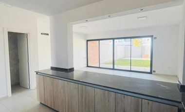 VENTA DE HERMOSO DUPLEX - 3 DORM - SOLARES DE MANANTIALES