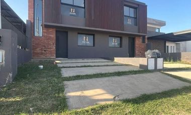 VENTA DE HERMOSO DUPLEX - 3 DORM - SOLARES DE MANANTIALES