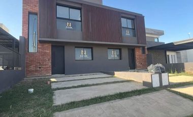 VENTA DE HERMOSO DUPLEX - 3 DORM - SOLARES DE MANANTIALES