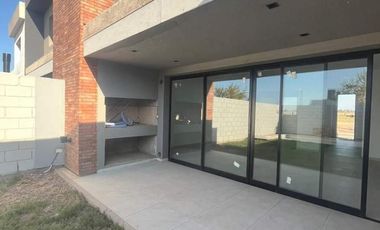 VENTA DE HERMOSO DUPLEX - 3 DORM - SOLARES DE MANANTIALES
