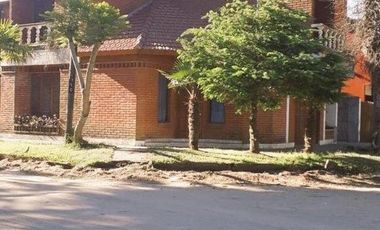 Casa en venta - 3 Dormitorios 2 Baños - Cochera - 180Mts2 - San Bernardo