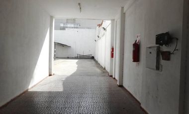 VENTA 8 COCHERAS 227M²  TOTAL  - M BUEN ESTADO A MTS. AV. S. MARTÍN