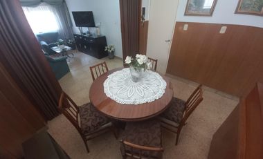 Departamento en  primer piso de 3 ambientes con pequeña terraza en Temperley