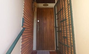 Departamento en  primer piso de 3 ambientes con pequeña terraza en Temperley