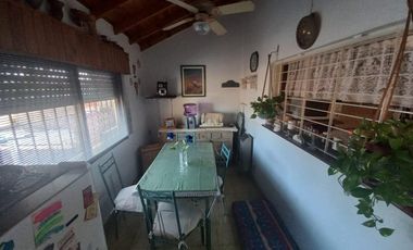 Departamento en  primer piso de 3 ambientes con pequeña terraza en Temperley