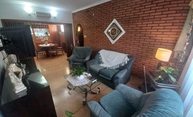 Departamento en  primer piso de 3 ambientes con pequeña terraza en Temperley