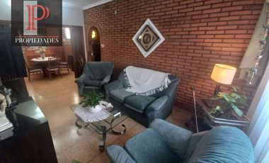 Departamento en  primer piso de 3 ambientes con pequeña terraza en Temperley