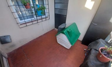 Departamento en  primer piso de 3 ambientes con pequeña terraza en Temperley