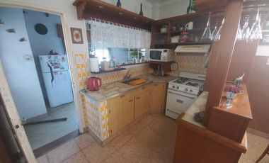 Departamento en  primer piso de 3 ambientes con pequeña terraza en Temperley