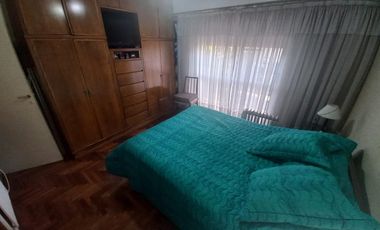 Departamento en  primer piso de 3 ambientes con pequeña terraza en Temperley