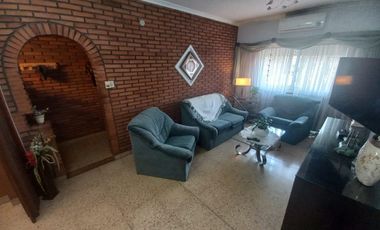 Departamento en  primer piso de 3 ambientes con pequeña terraza en Temperley