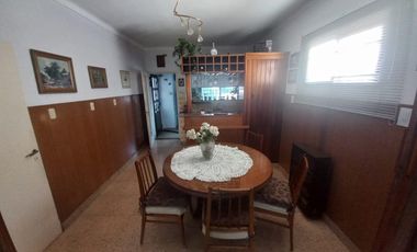 Departamento en  primer piso de 3 ambientes con pequeña terraza en Temperley