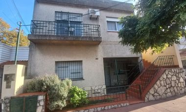 Departamento en  primer piso de 3 ambientes con pequeña terraza en Temperley