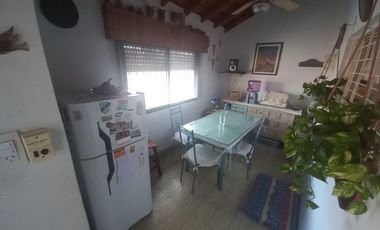 Departamento en  primer piso de 3 ambientes con pequeña terraza en Temperley