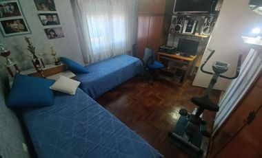 Departamento en  primer piso de 3 ambientes con pequeña terraza en Temperley