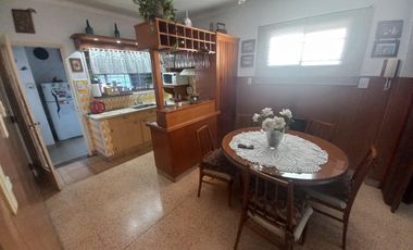 Departamento en  primer piso de 3 ambientes con pequeña terraza en Temperley