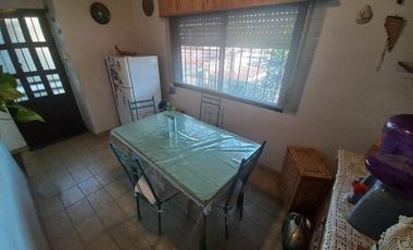 Departamento en  primer piso de 3 ambientes con pequeña terraza en Temperley