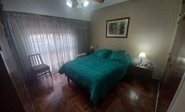 Departamento en  primer piso de 3 ambientes con pequeña terraza en Temperley