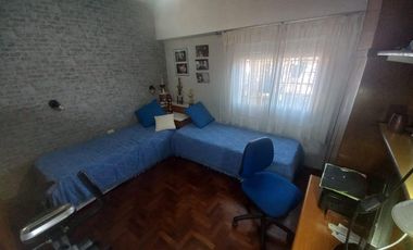 Departamento en  primer piso de 3 ambientes con pequeña terraza en Temperley