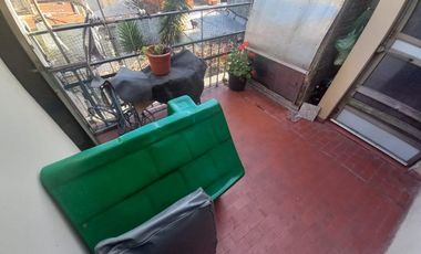 Departamento en  primer piso de 3 ambientes con pequeña terraza en Temperley