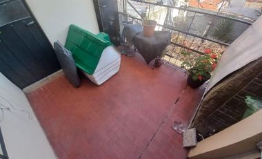 Departamento en  primer piso de 3 ambientes con pequeña terraza en Temperley