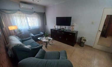 Departamento en  primer piso de 3 ambientes con pequeña terraza en Temperley