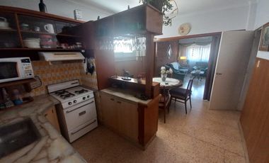 Departamento en  primer piso de 3 ambientes con pequeña terraza en Temperley