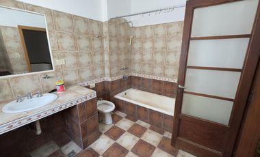 Casa 3 dormitorios con balcón y garage en b° Juniors (APPTO BANCOR)