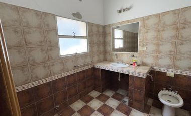 Casa 3 dormitorios con balcón y garage en b° Juniors (APPTO BANCOR)