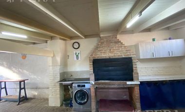 Venta casa 4 ambientes con cochera y fondo libre con piscina en Berazategui
