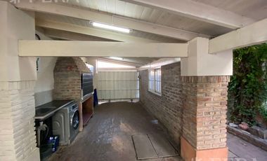 Venta casa 4 ambientes con cochera y fondo libre con piscina en Berazategui