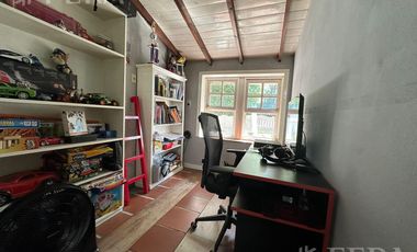 Venta casa 4 ambientes con cochera y fondo libre con piscina en Berazategui