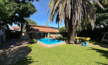 Venta casa 4 ambientes con cochera y fondo libre con piscina en Berazategui