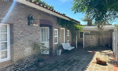 Venta casa 4 ambientes con cochera y fondo libre con piscina en Berazategui