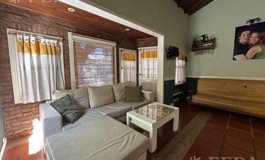 Venta casa 4 ambientes con cochera y fondo libre con piscina en Berazategui
