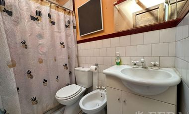Venta casa 4 ambientes con cochera y fondo libre con piscina en Berazategui