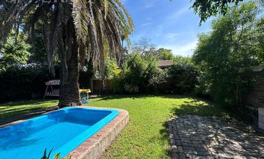 Venta casa 4 ambientes con cochera y fondo libre con piscina en Berazategui